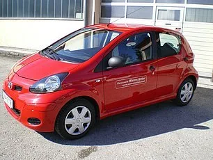 Roter Toyota AYGO als Ersatzfahrzeug