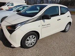 Weißer Toyota AYGO als Ersatzfahrzeug