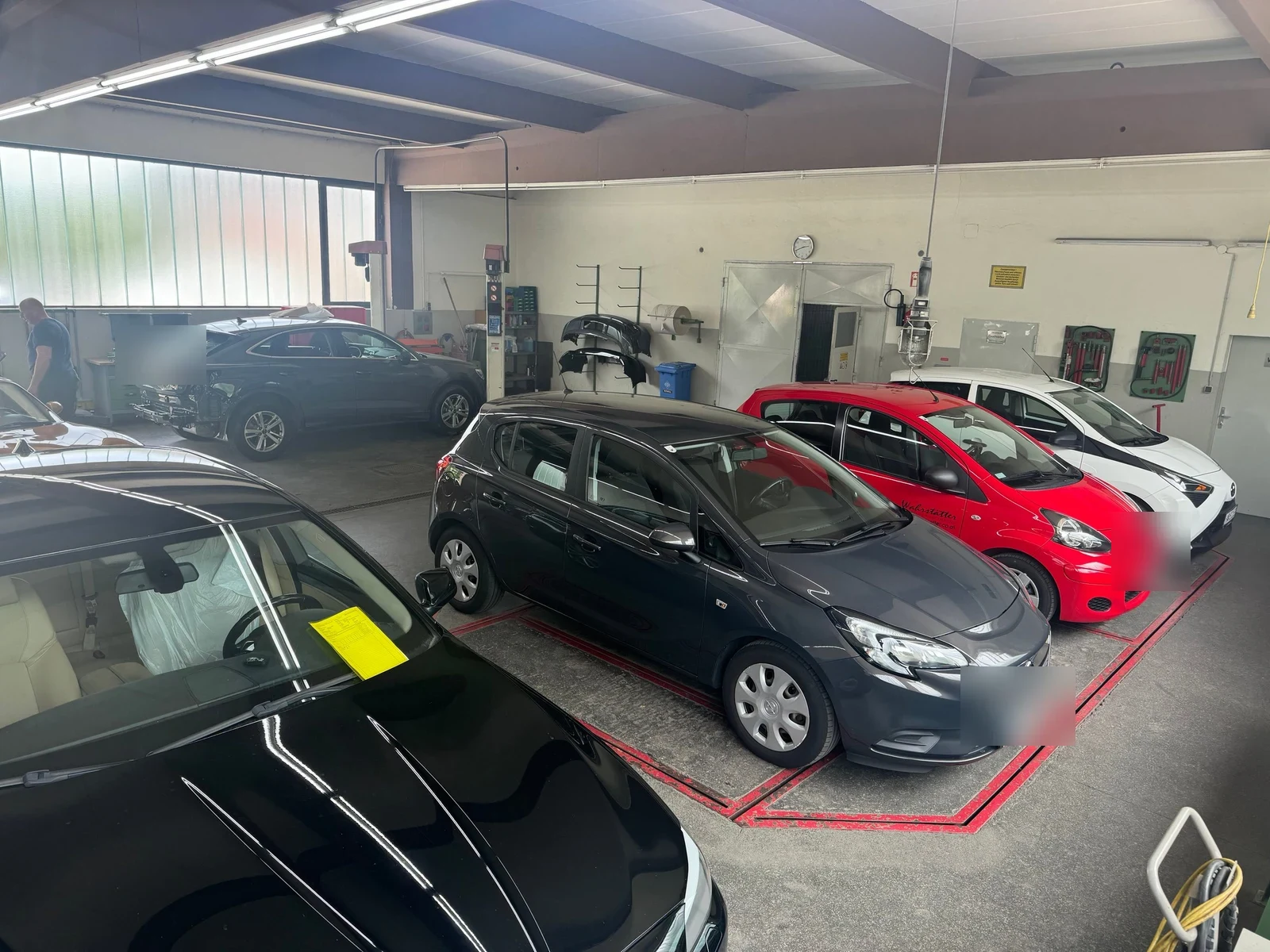 Werkstatthalle mit mehreren Fahrzeugen