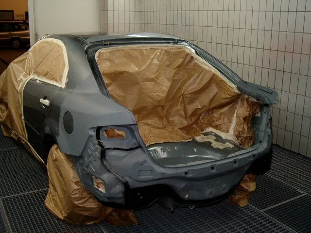 Ford Mondeo abgeklebt in der Lackierkabine