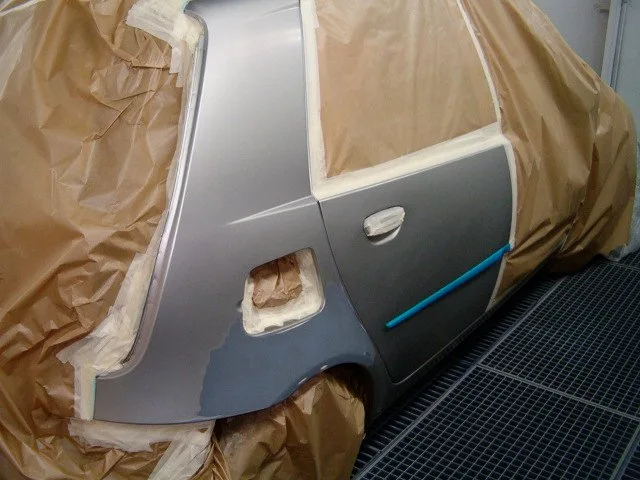 Peugeot 306 vorbereitet für die Lackierung