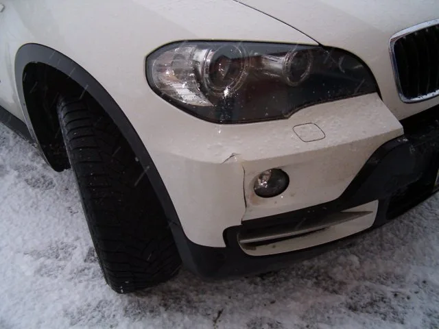 BMW X5 mit Karosserieschaden vor der Reparatur